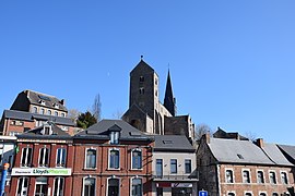 La collégiale vue de la place communale.