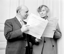 Krasner and Berg's widow Helene with the score (1961) Louis Krasner (1903-1995) und Helene Berg (1885-1976) mit der Partitur des Violinkonzerts (1961) OeNB 657332.png