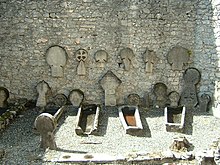 Dépôt lapidaire au château comportant des sarcophages provenant de la nécropole qui s'étendait du château à l'ancienne église Saint-Pierre.