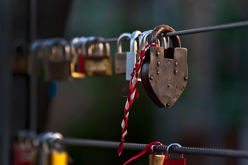 File:Love Paddlocks around the world (Nuremberg).jpg