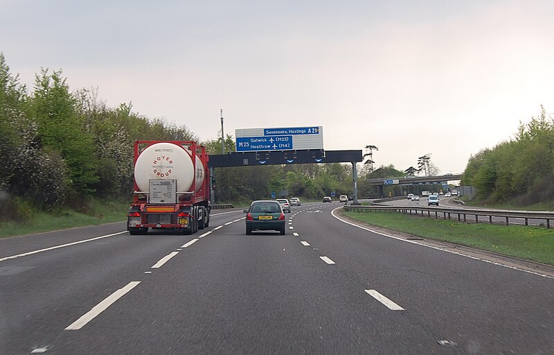 File:M25 approaching A21 junction - geograph.org.uk - 3458445.jpg