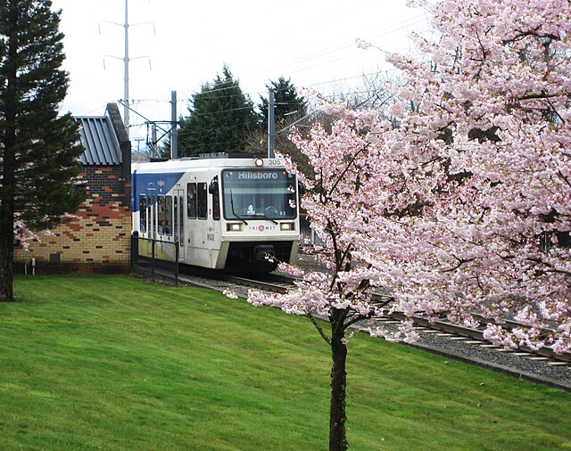 A MAX Blue Line departing Willow Creek / Southwest 185th Avenue Transit Center in 2008