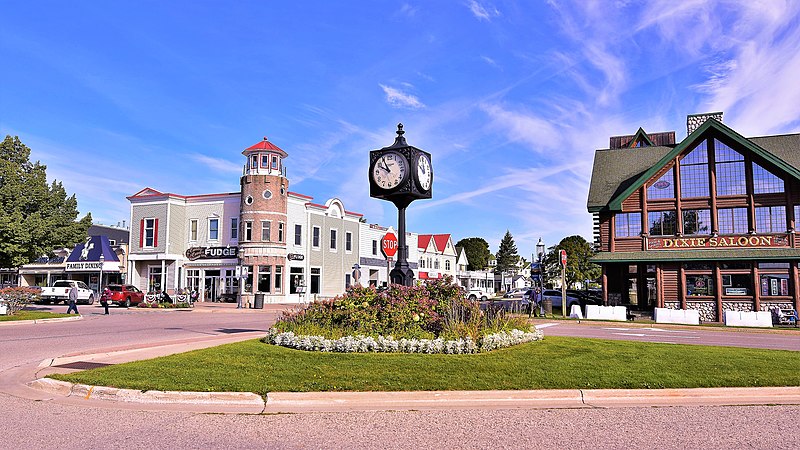 File:Mackinaw City roundabout.jpg