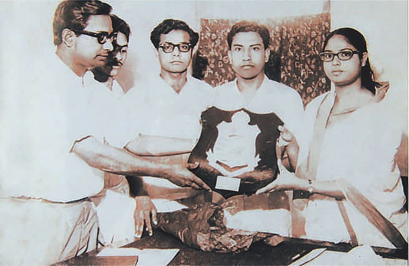 File:Mahfuza Khanam Accepting Award 1967.jpg