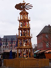 A pyramid at the Christmas market in Mainz Mainz-Weihnachtspyramide.JPG