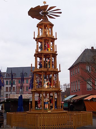 A pyramid at the Christmas market in Mainz