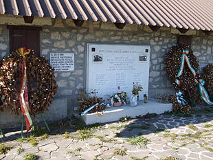 Malga Zonta con la lapide in memoria dei partigiani fucilati nel 1944