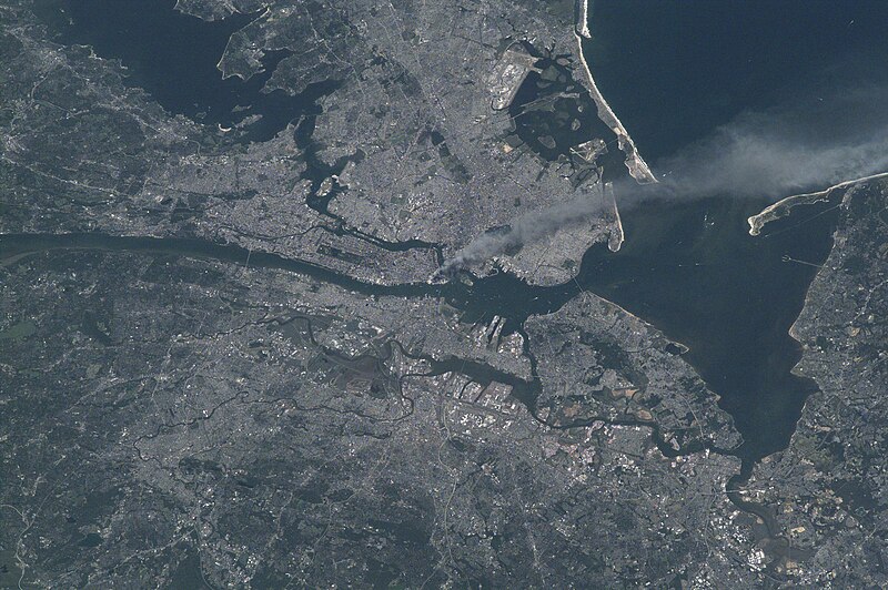 File:Manhattan smoke plume on September 11, 2001 from International Space Station (Expedition 3 crew).jpg