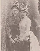 Marie Valerie og hennes eldre søster Gisela (ca. 1890).