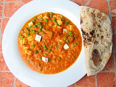 Paneer met doperwten en romige tomatensaus