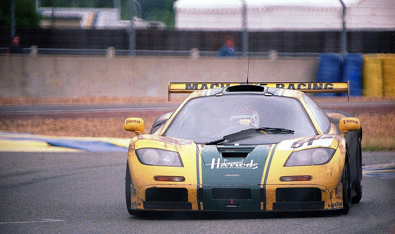 _Justin_Bell_%26_Andy_Wallace_at_Ford_Chicane_at_Le_Mans_1995_(49626648098).jpg