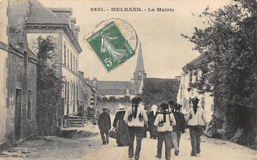 Melrand, la rue de la Mairie au début du XXe siècle (carte postale E. Hamonic)