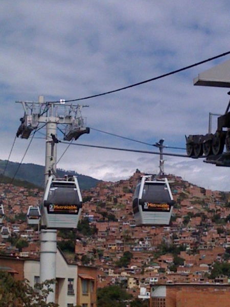 File:Metrocable Medellin.jpeg