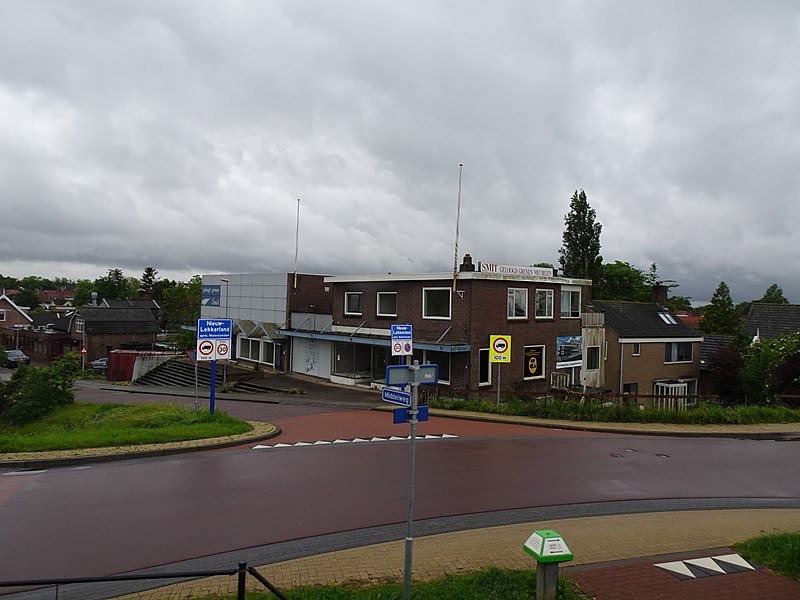 File:Middelweg vanaf Lekdijk te Nieuw-Lekkerland 1.jpg