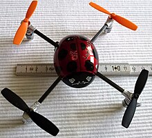 Kunstflugfähiger Mini-Quadrocopter in x- bzw. H-Konfiguration, schwarze Propeller = vorne