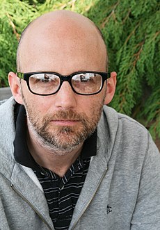 Moby rigardante al la fotilo