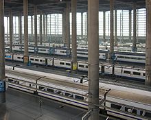 Die neue Haupthalle des Bahnhofs Atocha mit Zügen der RENFE