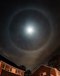 Le halo de 22° autour de la Lune. (définition réelle 1 781 × 2 261)