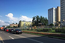 Vista desde la calle Volochaevskaya hacia el este.  Campus residencial y edificio principal de la Universidad Militar