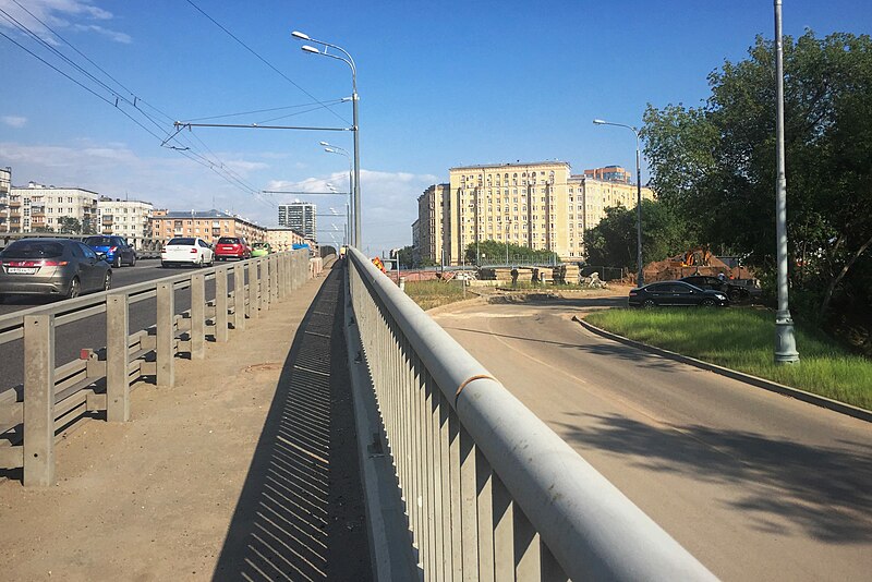 File:Moscow, Volokolamskoye Schosse bridge over the MCC railroad (30684370574).jpg