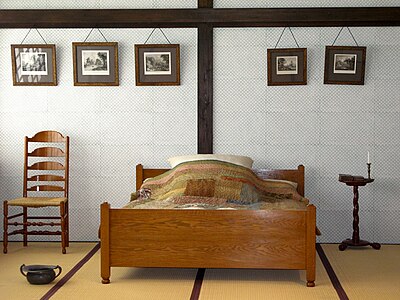 Slaapkamer met tatami matten en een westers bed met po