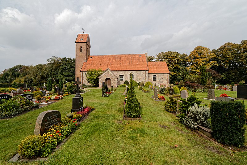 File:Nordhackstedt Kirche Kirchhof 2304.jpg