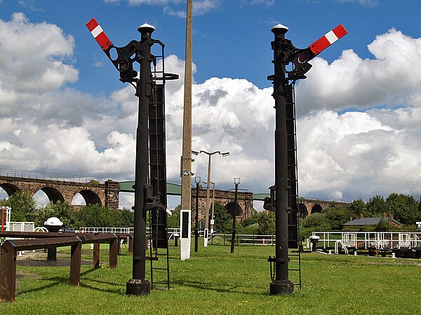 Signals between the chambers at Hunt's Lock, Northwich railway viaducts behind