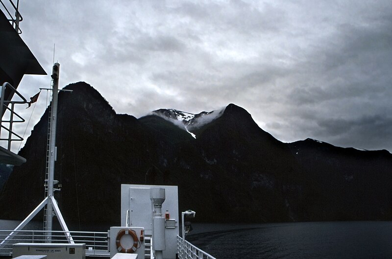 File:Norwegen 1998 (190) Aurlandsfjord (38514231995).jpg