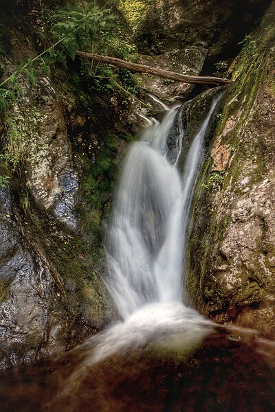 File:Notch Falls on Ledbetter Creek, NC at the head of The Notch.jpg