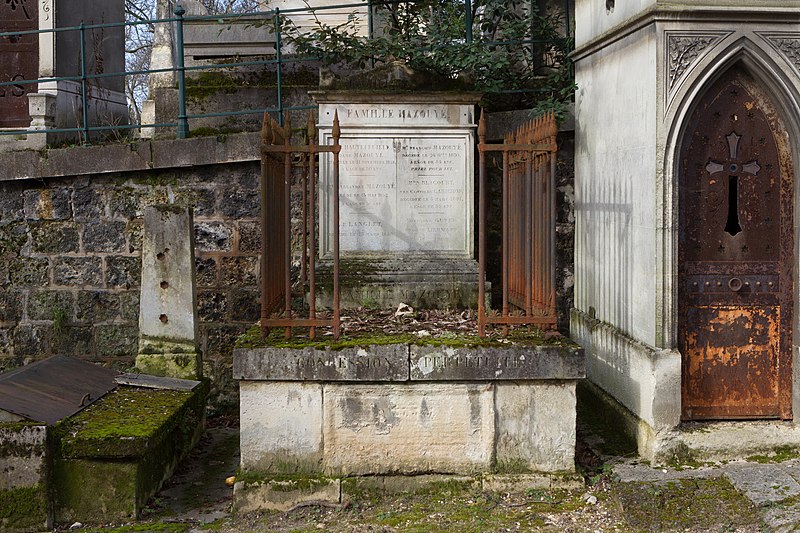 File:Père-Lachaise - Division 13 - Mazouyé 01.jpg