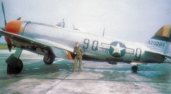 Republic P-47D-28-RE Thunderbolt, AAF Ser. No. 44-200284, of the 404th Fighter Squadron (photo taken at Fürth/Industrieflughafen, Germany.)