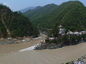 Pertembungan sungai Alaknanda (bawah, dari kanan) dan sungai Mandakini (mengalir dari atas-Utara di Rudraprayag. .