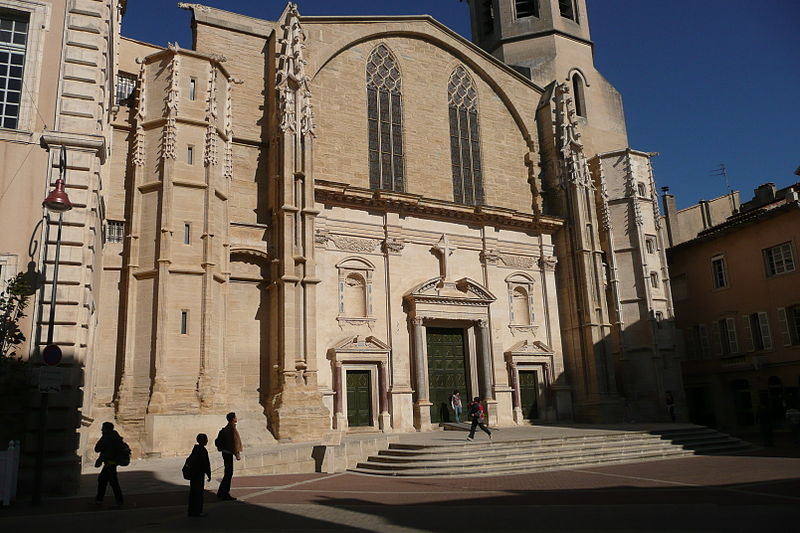 File:Parvis de la cathédrale à Carpentras.JPG