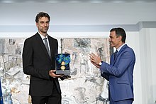 Pau Gasol recibe la Gran Cruz del Mérito Deportivo de mano del presidente del Gobierno, Pedro Sánchez.