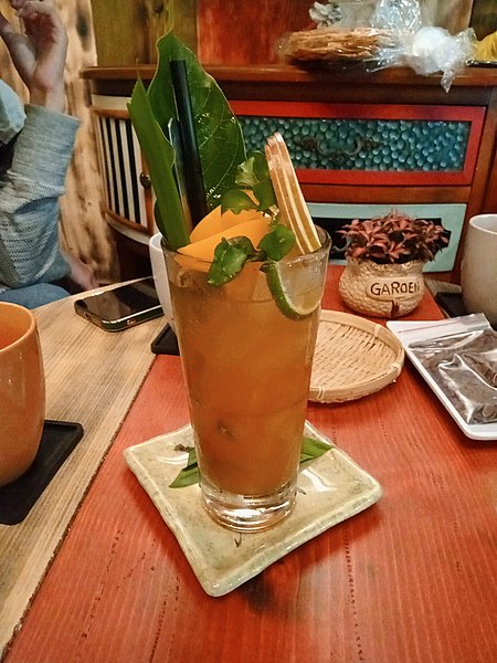 File:Peach iced tea with orange slices.jpg