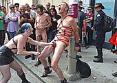 Женщина держит пенис связанного мужчины и подает электричество на его яички. Важно, чтобы такая эротическая электростимуляция проводилась в определенных пределах.