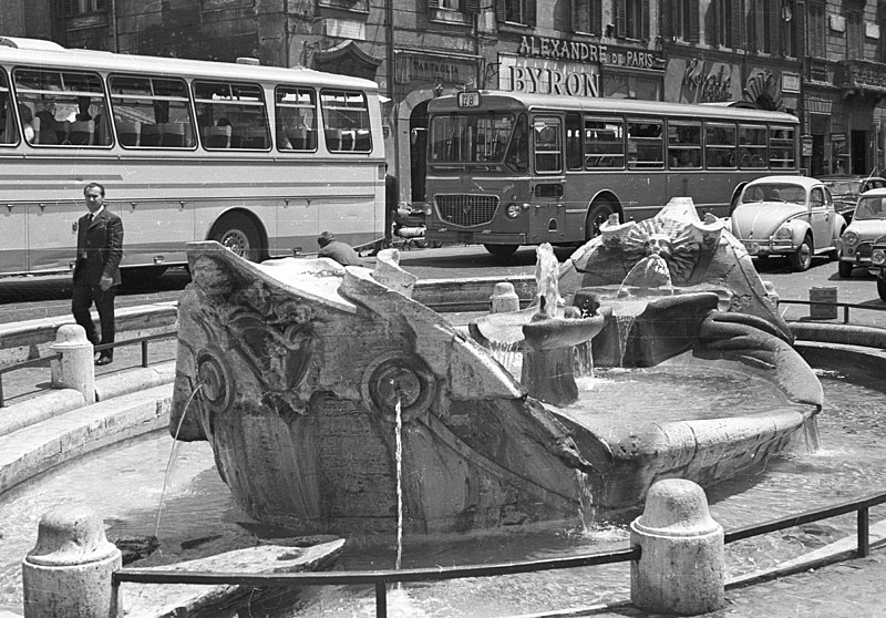 File:Piazza di Spagna, Fontana della Barcaccia. Fortepan 30790.jpg