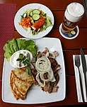 Pitagyros mit Beilagen und Bier