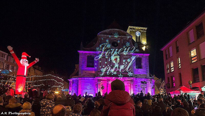 File:Place de l'Eglise à Vesoul 3.jpg