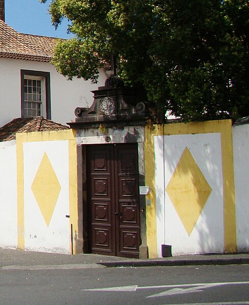 File:Portal do convento de Santa Clara do Funchal - 2010-06-26 - Image 113018.jpg