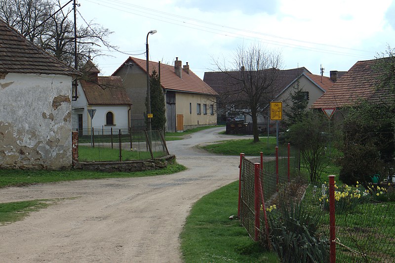 File:Pozov, střed vesnice.jpg