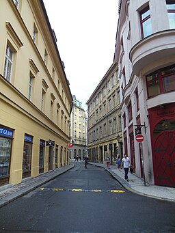 Úzká část ulice směrující na Králodvorskou
