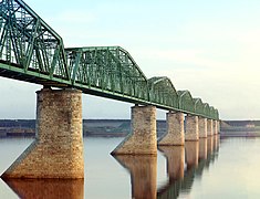 Реката Кама во близина на Перм. Мостот стои и денес, но покрај него е изграден уште еден сличен мост. И двете се обоени во бело.