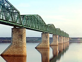 Rio Kama próximo a Perm, 1910. A ponte ainda está de pé hoje, mas outra ponte semelhante foi construída ao lado dela. Ambas são pintados de branco e vermelho.