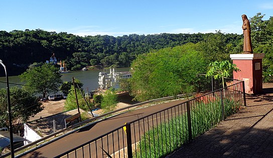 Puerto Iguazú ; vue du port et de la sculpture de Santa María del Yguazú