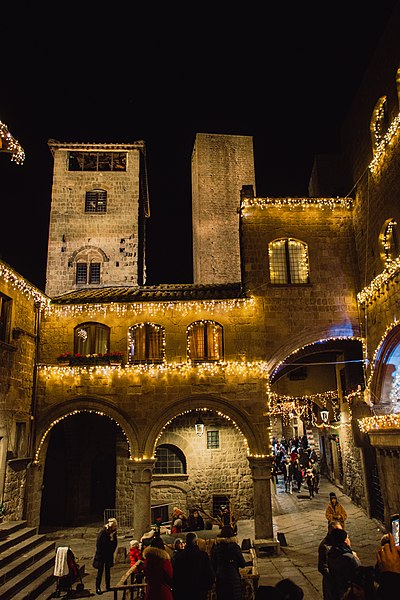 File:Quartiere san pellegrino viterbo.jpg