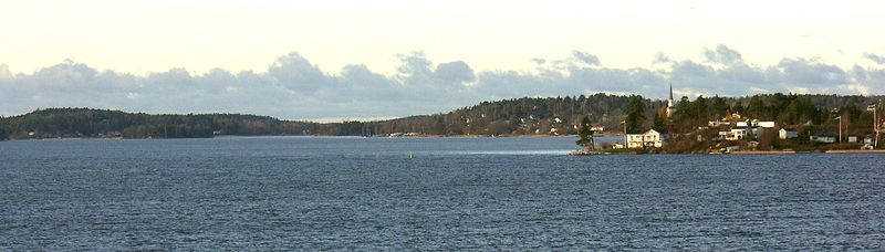 Rødstenvigen mod vest i højde med Norsborgs vandværk. 
 I baggrunden til højre ses Ekerö kirke, hvor vigen overgår i Kirkevigen, november 2010.