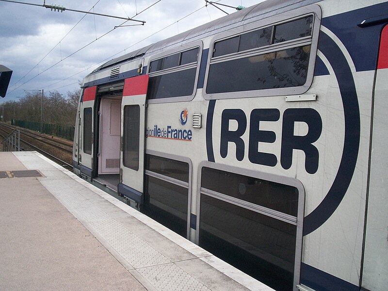 File:RER A - Gare AchèresVille.JPG