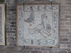 Talni mozaik Gos s kadilnico.