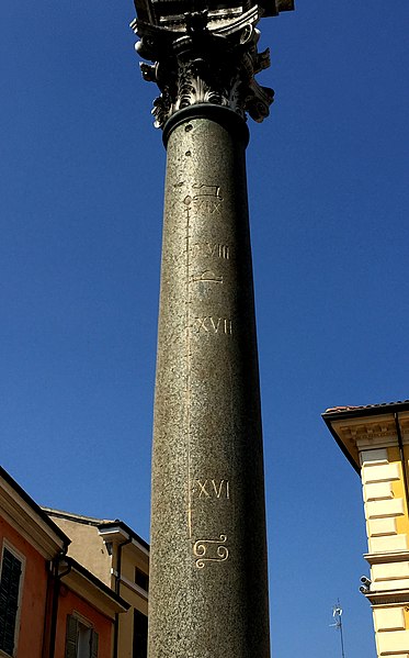 File:Ravenna Columna astronomica.jpg